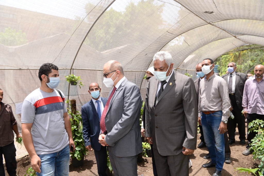 رئيس جامعة اسيوط يتفقد صوبة نباتات الزينة وتدريب الطلاب (5)