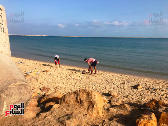 الشبان-أثناء-تنظيفهم-الشاطئ