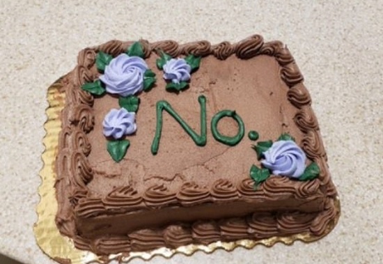 لماذا يكتب أحد على كعكة كلمة لا