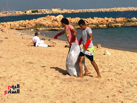 الشبان-ينظفان-الشاطئ