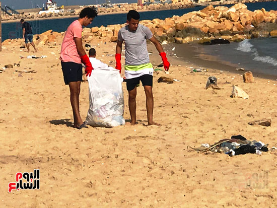 الشابين-أثناء-تنظيفهم-شاطئ-العريش