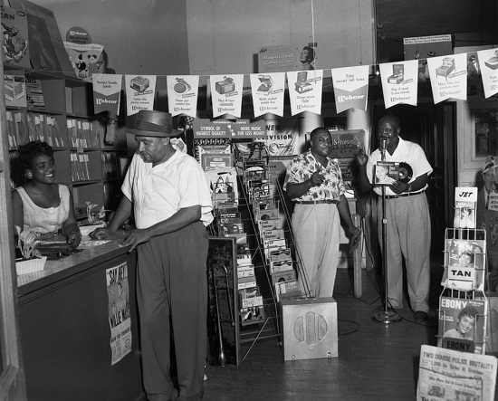 متجر أسطوانات موسيقية صيف 1954