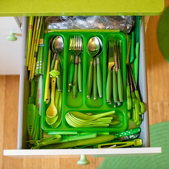 حتى أدوات الطعام لونه أخضر