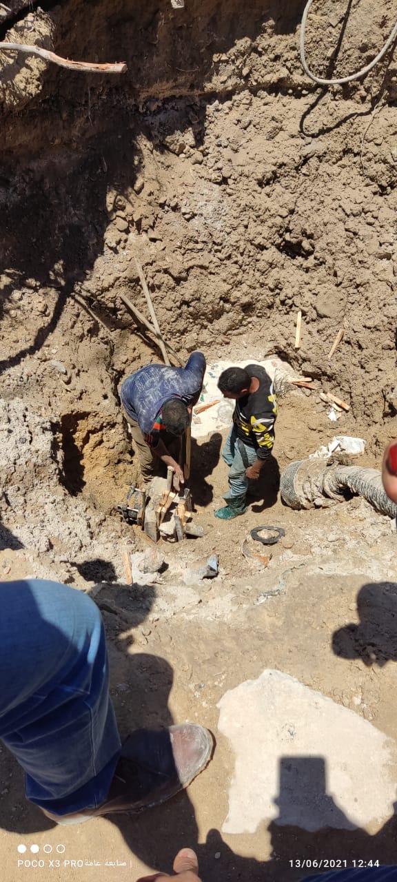 أعمال إصلاح كسر خط ماسورة المياه بميدان الخديوى