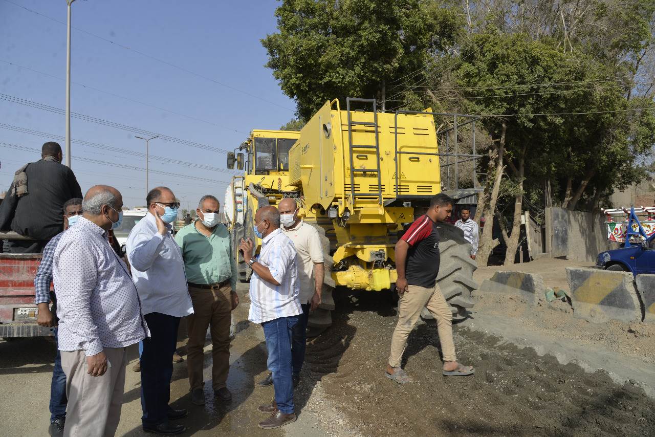 محافظ أسيوط يتفقد استكمال أعمال رصف الطريق الدائري بحي غرب  (1)