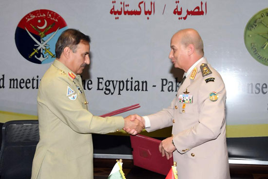 وزير الدفاع يلتقى رئيس هيئة الأركان المشتركة الباكستانية خلال زيارته لمصر    (7)