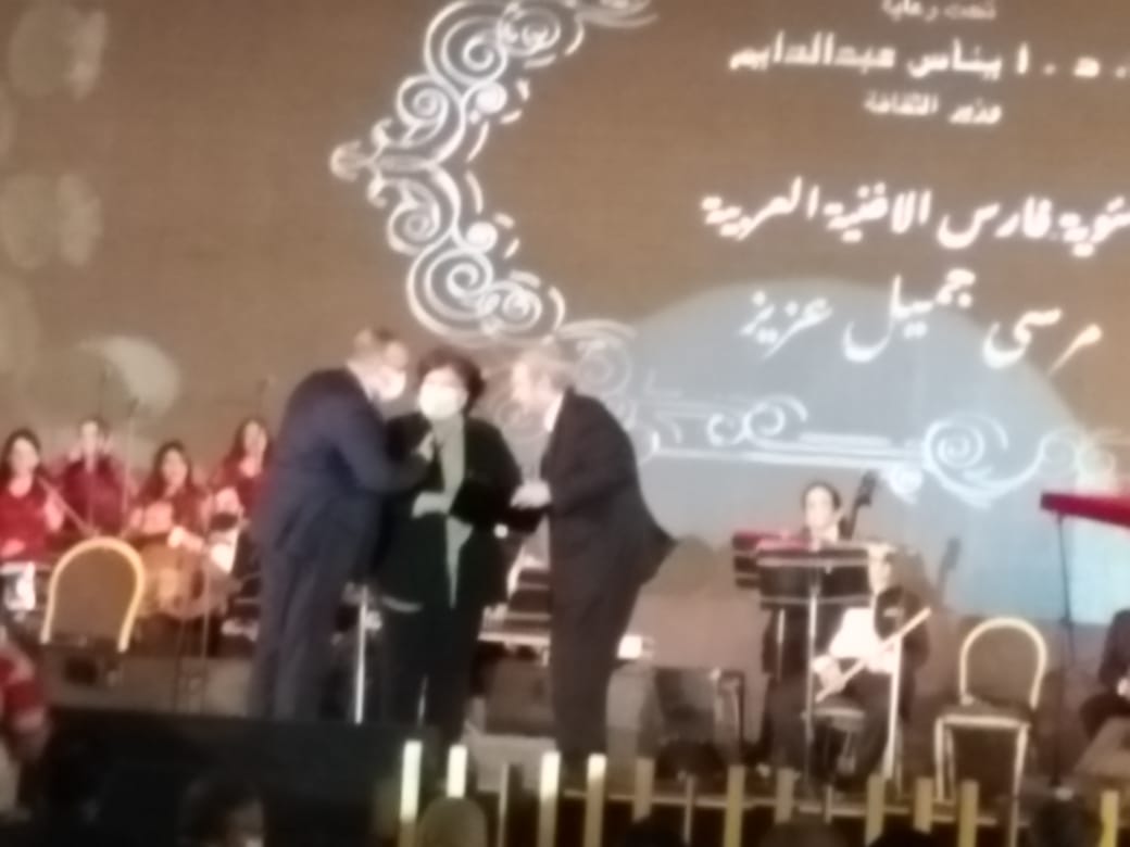 وزيرة الثقافة تكرم نجل مرسى جميل عزيز (1)