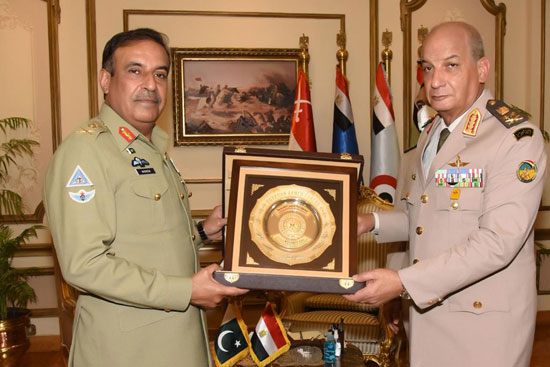 وزير الدفاع يلتقى رئيس هيئة الأركان المشتركة الباكستانية خلال زيارته لمصر    (1)