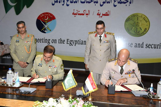 وزير الدفاع يلتقى رئيس هيئة الأركان المشتركة الباكستانية خلال زيارته لمصر    (6)
