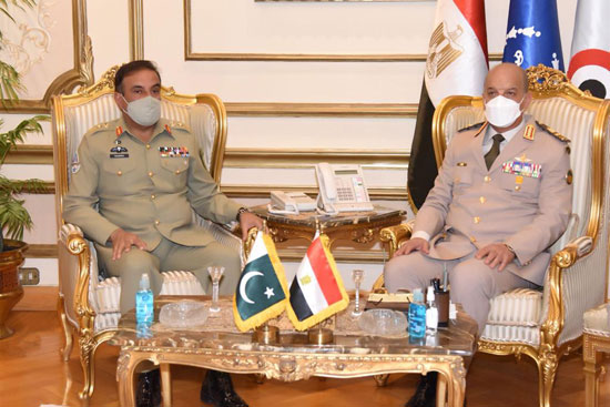وزير الدفاع يلتقى رئيس هيئة الأركان المشتركة الباكستانية خلال زيارته لمصر    (5)