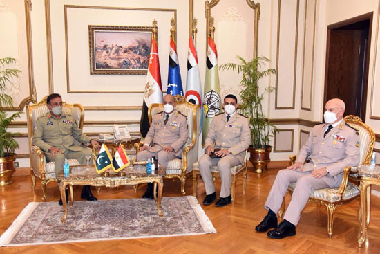 وزير الدفاع يلتقى رئيس هيئة الأركان المشتركة الباكستانية خلال زيارته لمصر    (3)