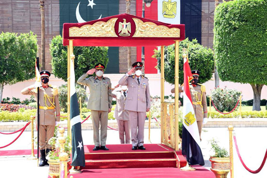 وزير الدفاع يلتقى رئيس هيئة الأركان المشتركة الباكستانية خلال زيارته لمصر    (4)