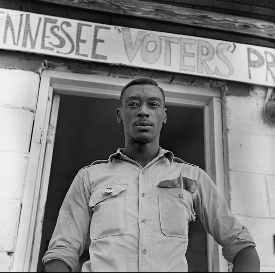 طالب متطوع يعمل على تسجيل الناخبين 1964