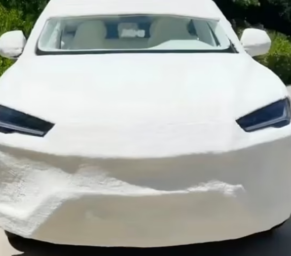 سيارة كيم فى الدعايا لملابسها