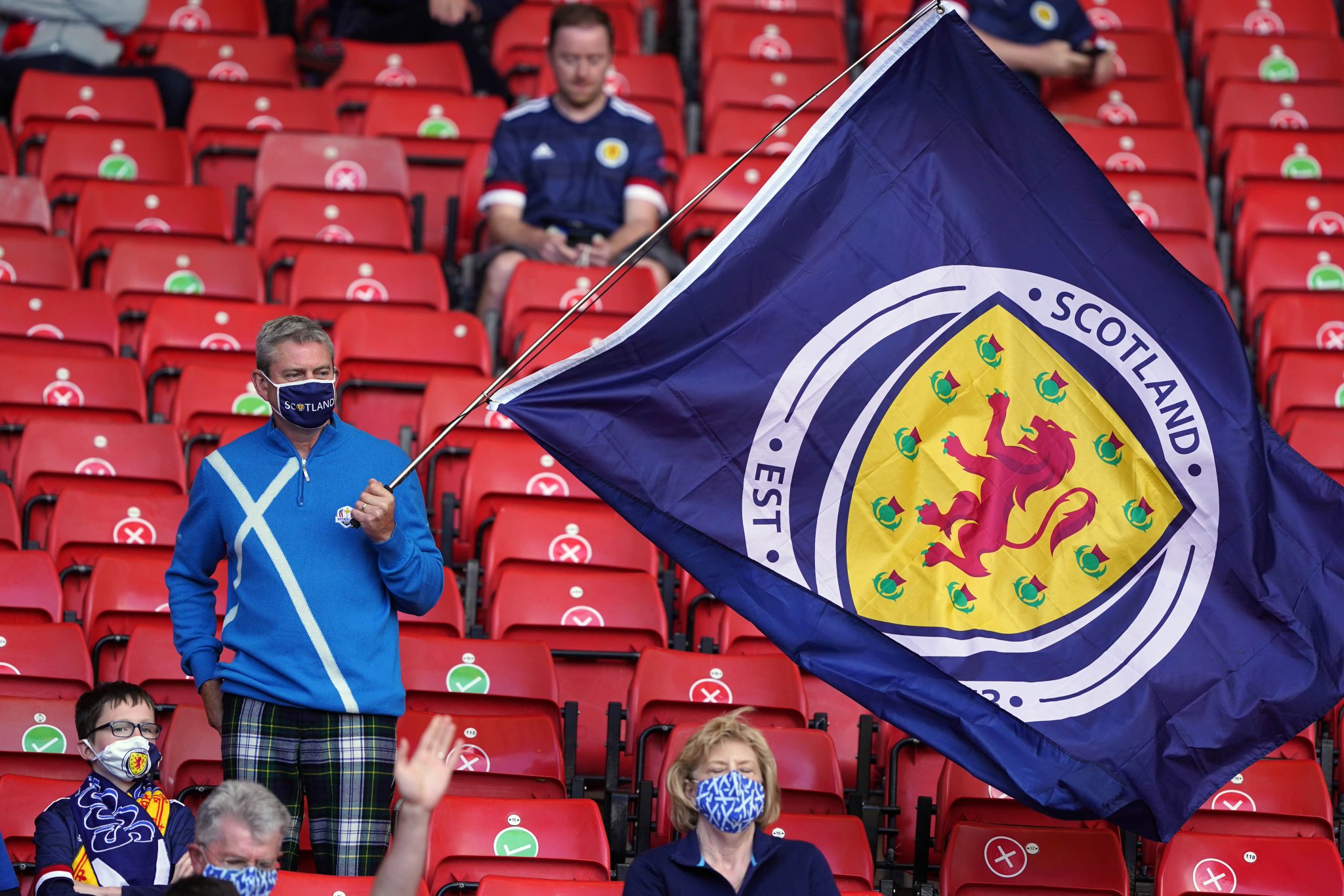 أحد مشجعي أسكتلندا يحمل علم بلاده في المدرجات