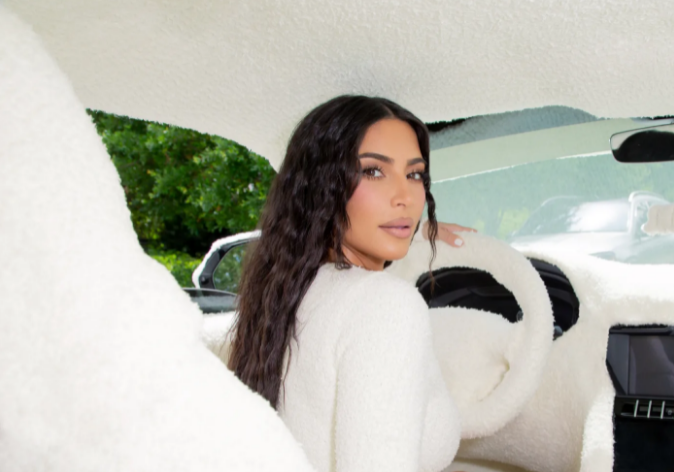 كيم داخل السيارة