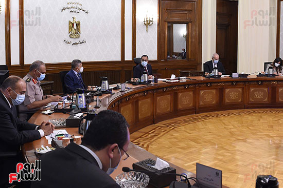 رئيس الوزراء يتابع الموقف التنفيذى لمشروعات المنطقة الاقتصادية لقناة السويس (4)