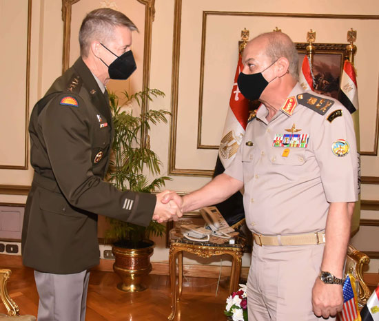 وزير الدفاع يلتقى قائد الحرس الوطنى الأمريكى (2)