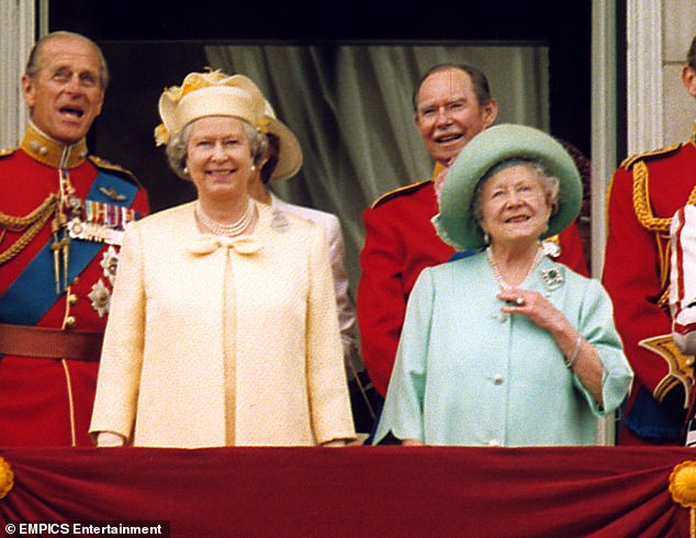 الملكة اليزابيث ووالدتها