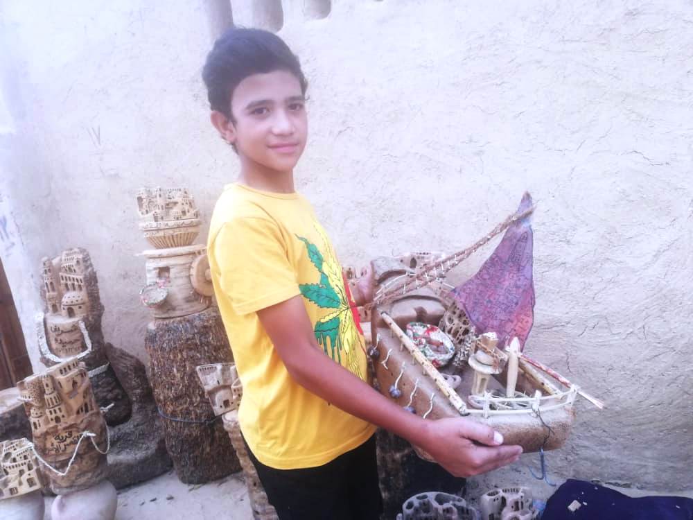 محمد شريف يحمل مركب من جذوع النخيل