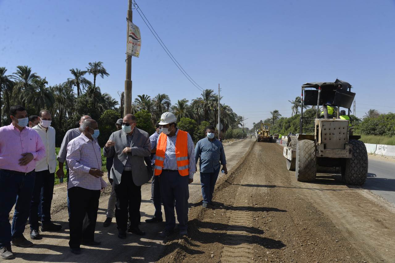 محافظ أسيوط يتفقد رصف طريق أسيوط – ساحل سليم الزراعي (3)