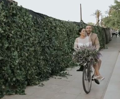الزوجان على الدراجة