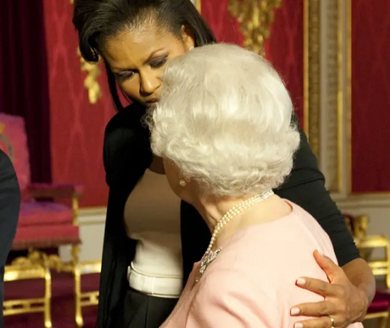 ميشيل أوباما مع الملكة