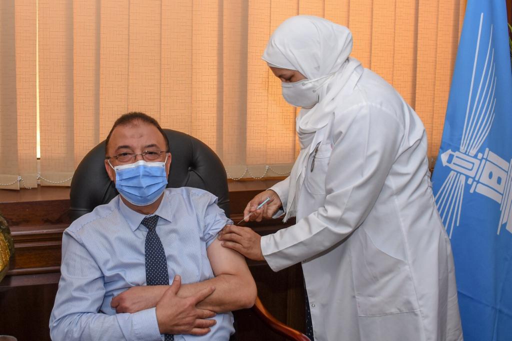 محافظ الاسكندرية يتلقي اللقاح المضاد لفيروس كورونا