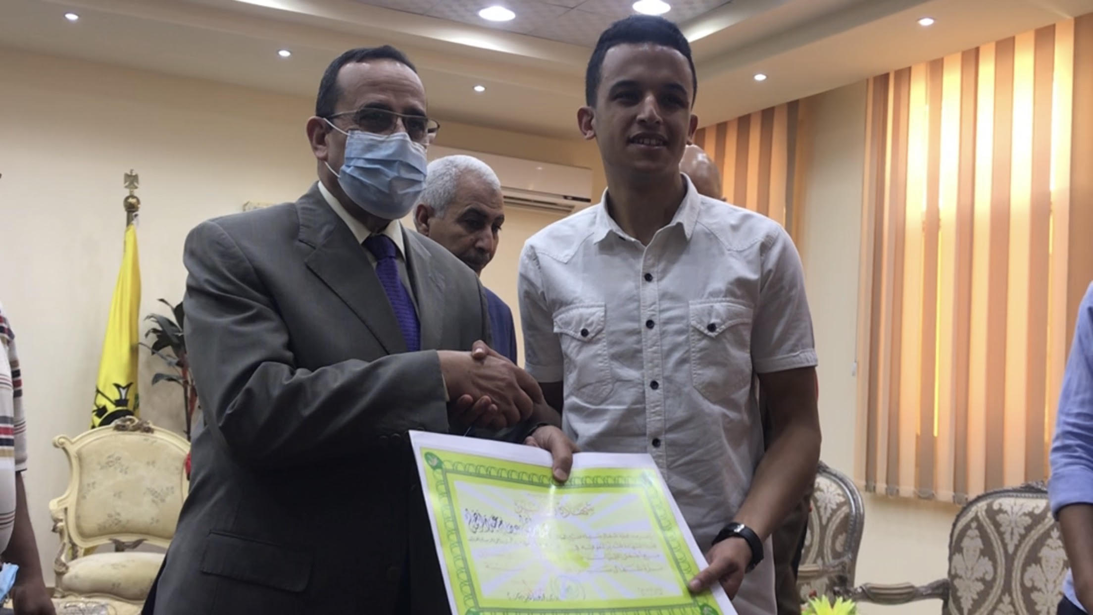 محافظ شمال سيناء يكرم الشاب عبد الرحمن عصام
