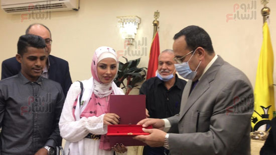 الفتاة-الكفيفية-تتسلم-شقة-الرئيس