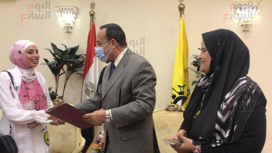 الابتسامه-تعلو-وجه-الفتاه-الكفيفة