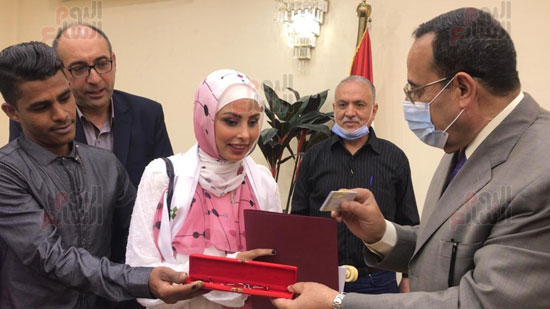 فرحة-عارمة-على-الفتاة