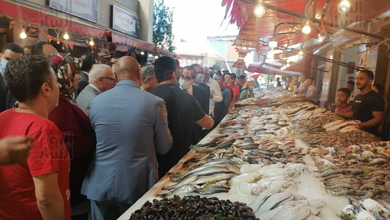 النواب-داخل-سوق-أسماك-بورسعيد-(2)