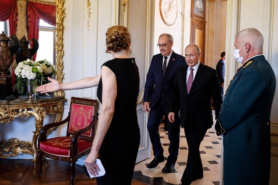 بوتين  والرئيس السويسري يتجهان إلى غرفة اجتماعاتهما