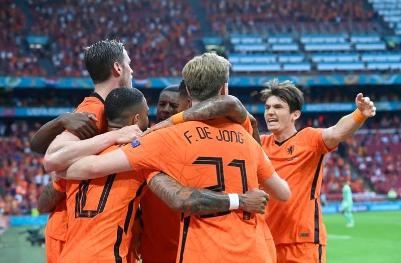 منتخب هولندا يتخطى النمسا بثنائية ويحجز مقعده بدور الـ 16 ...