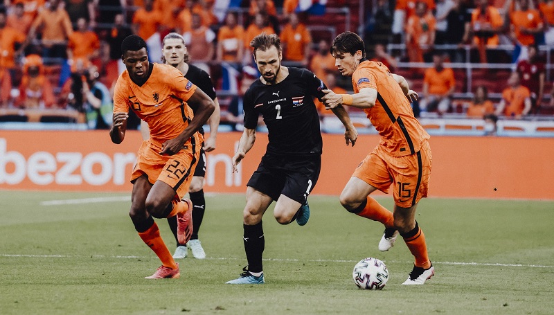 صراع على الكرة بين لاعبى هولندا والنمسا