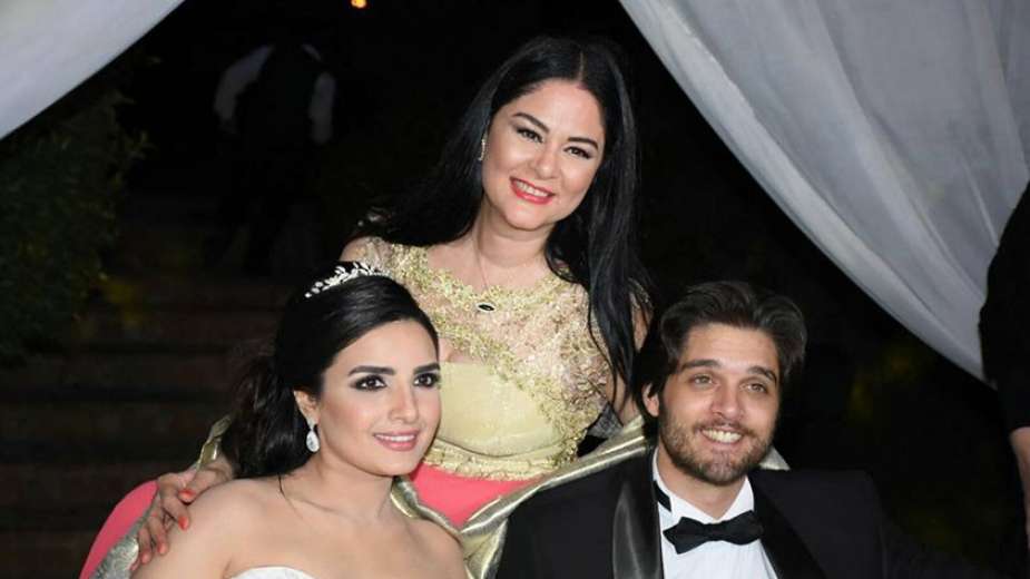 علا رامى مع ابنها عمر خورشيد فى حفل زفافه على ياسمين جيلانى