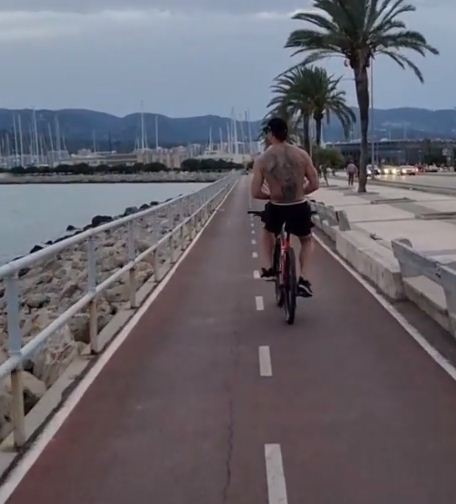 إبراهيموفيتش يقود الدراجة