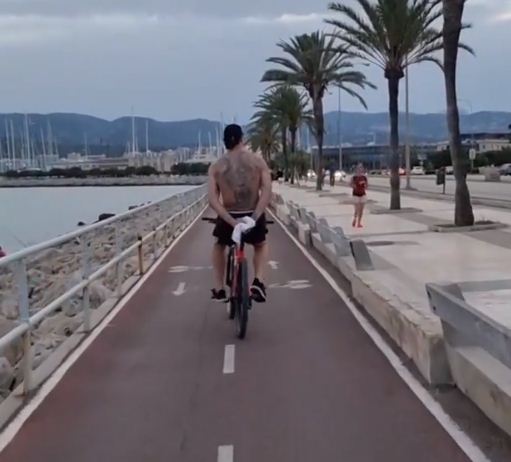 إبراهيموفيتش يقود الدراجة بدون يدين