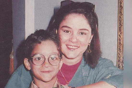 عمر خورشيد فى طفولته مع والدته علا رامي
