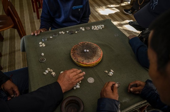 رجال يلعبون لعبة تقليدية في دار  للمسنين في لاسا
