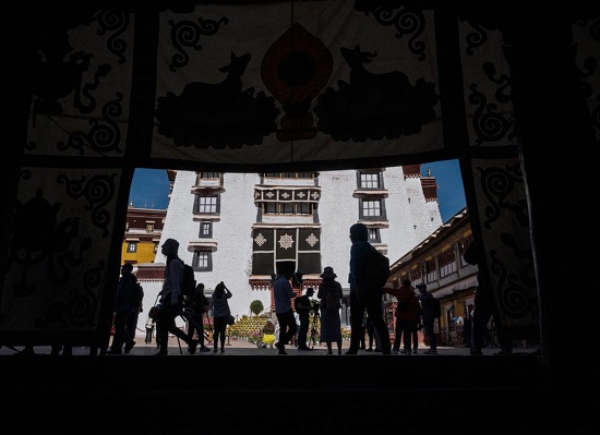 السياح يزورون قصر بوتالا  أحد مواقع التراث العالمي لليونسكو