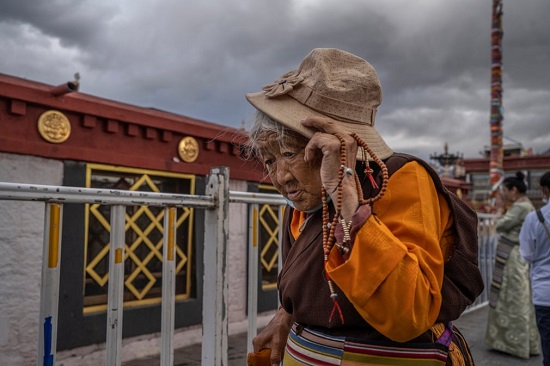 امرأة تزور معبد جوخانج في لاسا