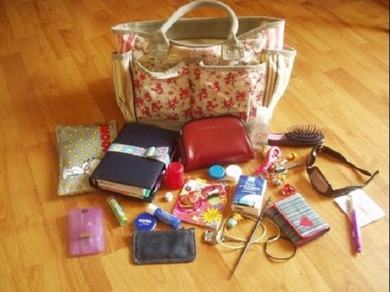 محتويات حقيبة المرأة