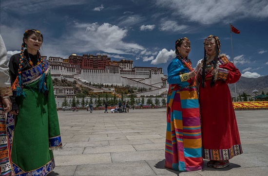 نساء يرتدين الزي التقليدي أمام قصر بوتالا