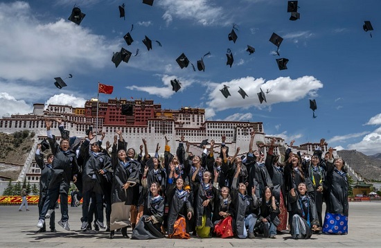خريجو الجامعات يلقون قبعاتهم في الهواء أمام قصر بوتالا