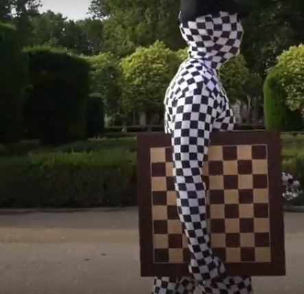الرجل يحمل رقعة الشطرنج