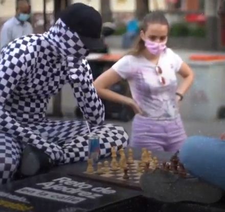 رجل الشطرنج يلعب فى الشارع