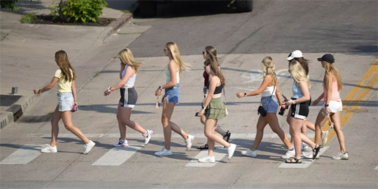 الفتيات على طول شارع ماركت في يوم حار في دنفر، الولايات المتحدة


