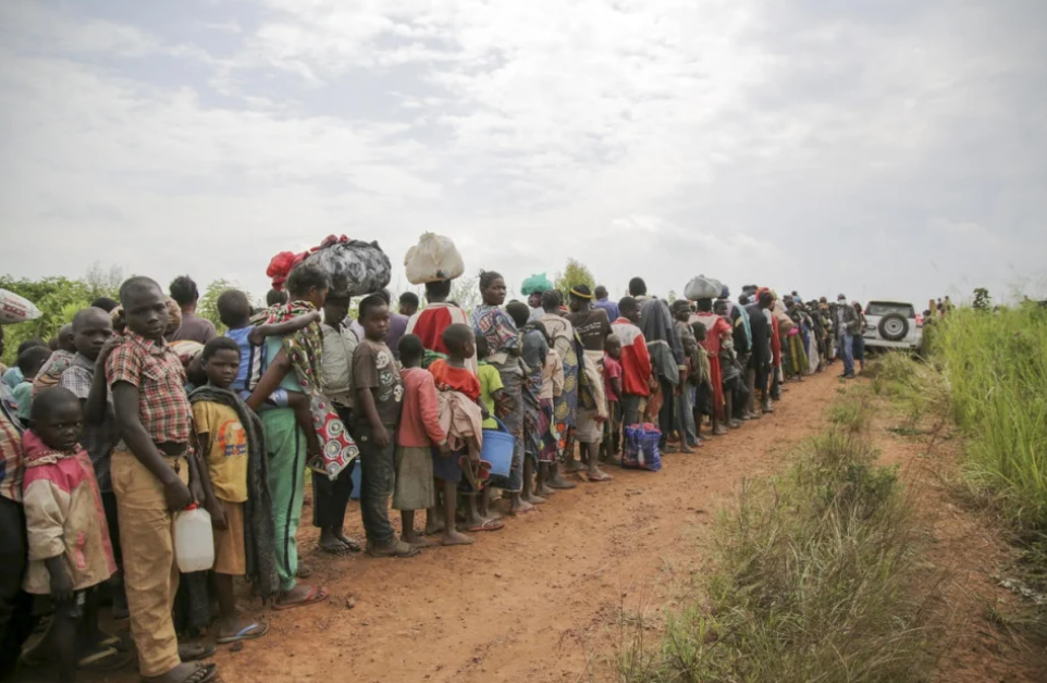 طالبو لجوء كونغوليون يصطفون للخضوع لفحص أمني وصحي في زومبو